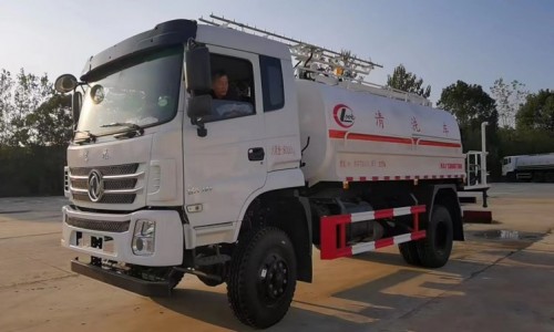 東風(fēng)D7光伏板清洗車(chē)