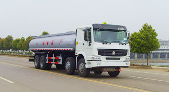 斯太爾前四后八化工液體運(yùn)輸車(chē)